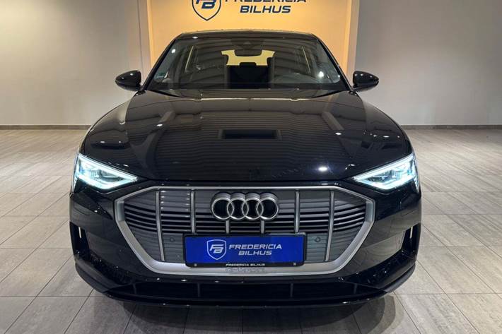 Grå Audi e-tron fra 2022