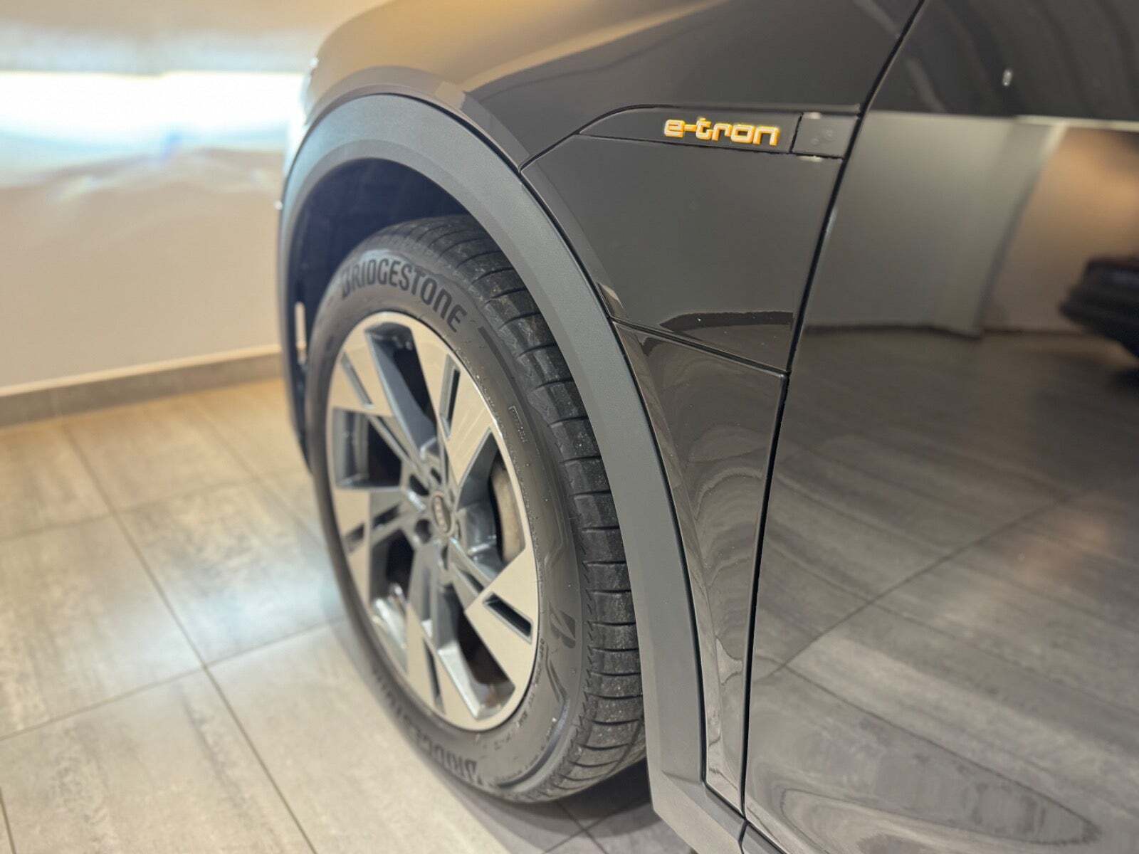 Grå Audi e-tron fra 2022