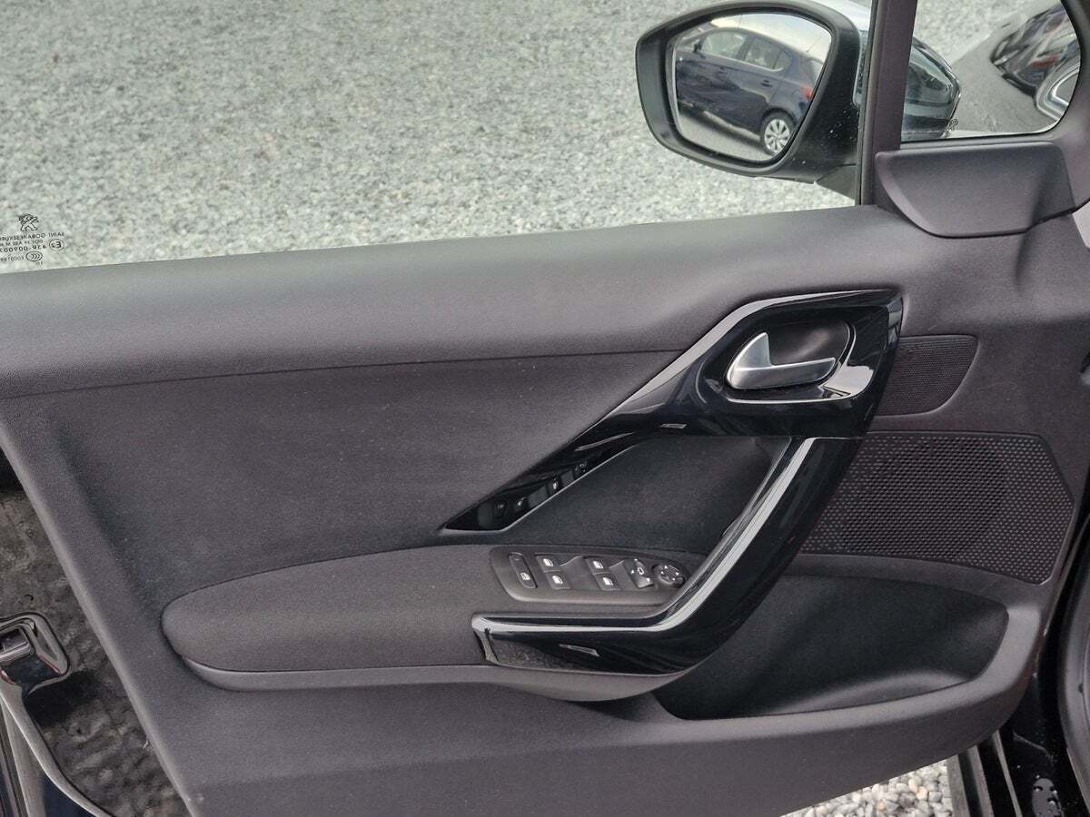 Sort Peugeot 208 fra 2018