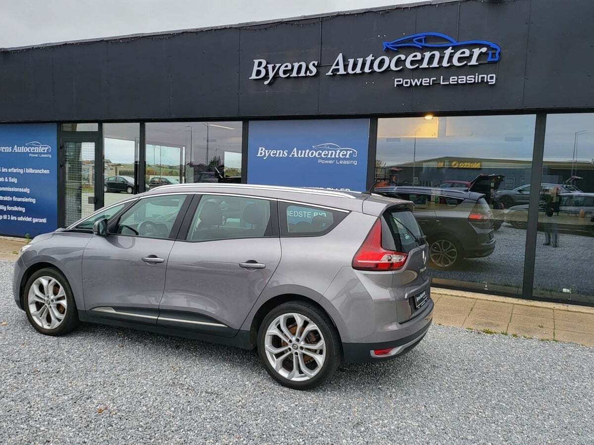 Grå Renault Grand Scenic IV fra 2018