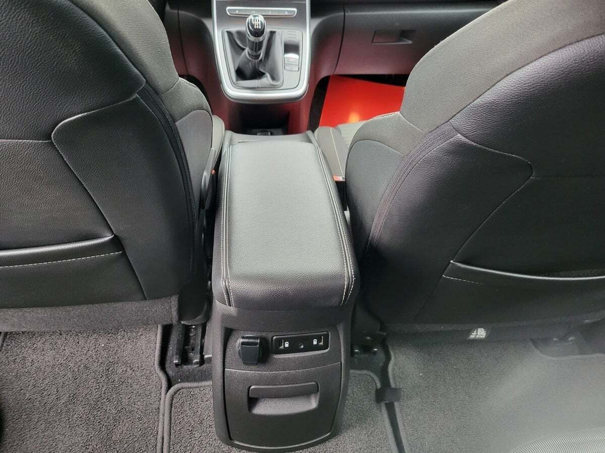 Grå Renault Grand Scenic IV fra 2018 set indefra