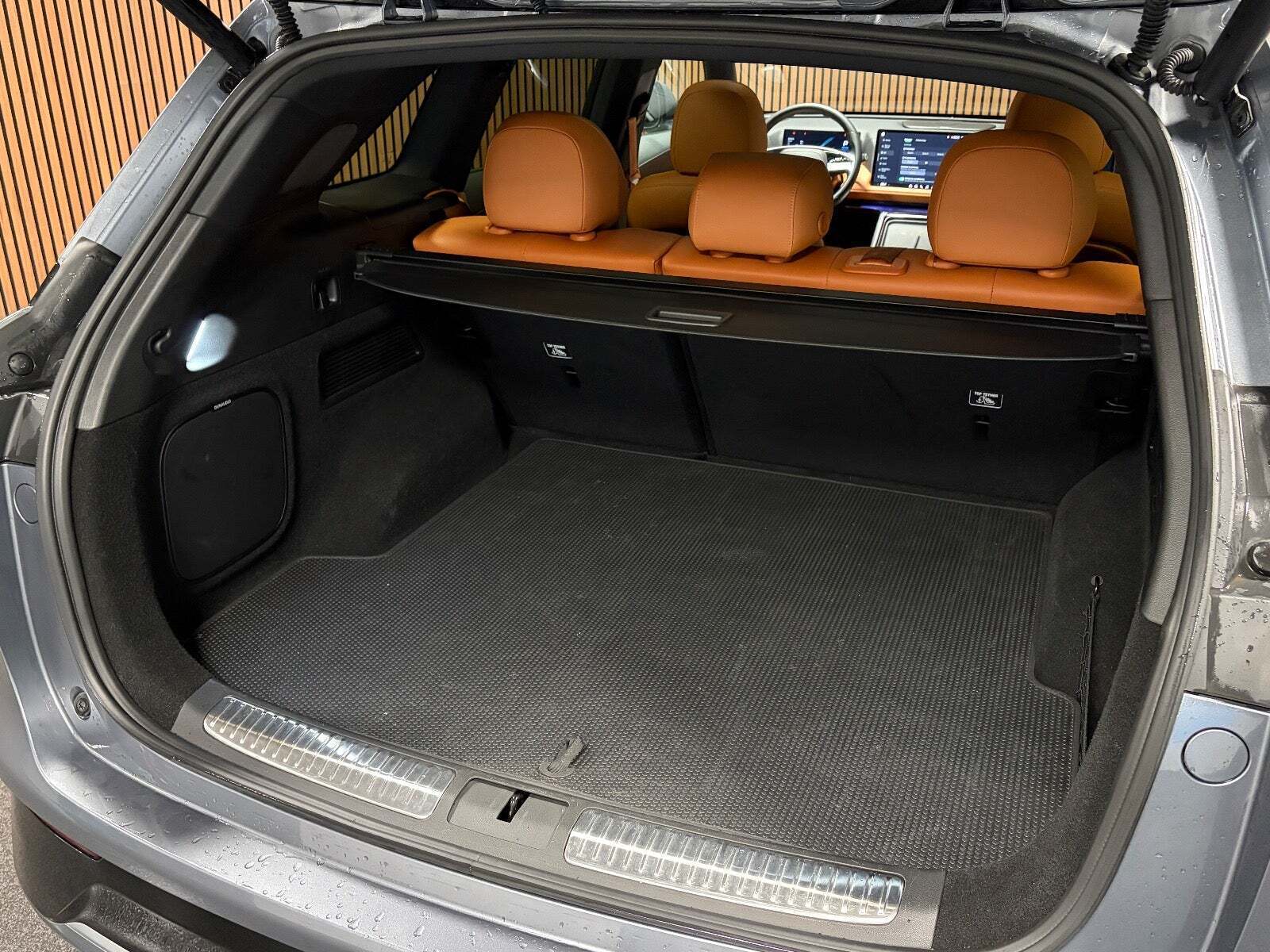 Grå Xpeng G9 fra 2023