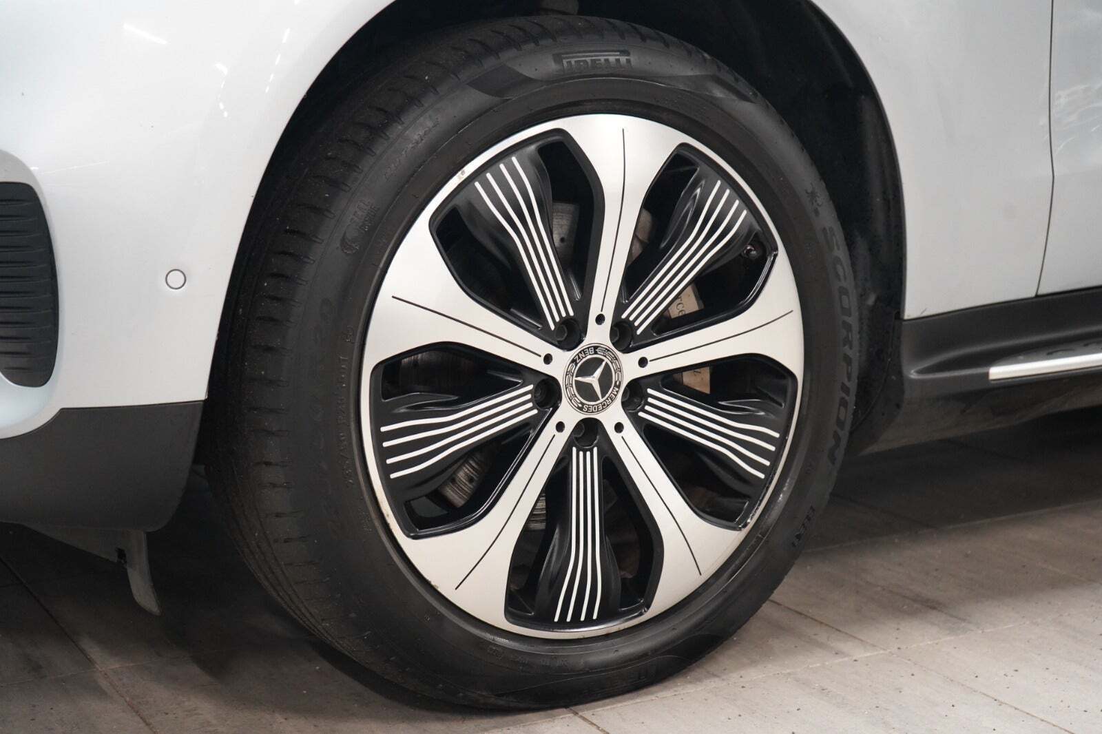 Sølv Mercedes EQC400 fra 2019