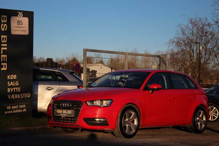 Rød Audi A3 fra 2016 set udefra