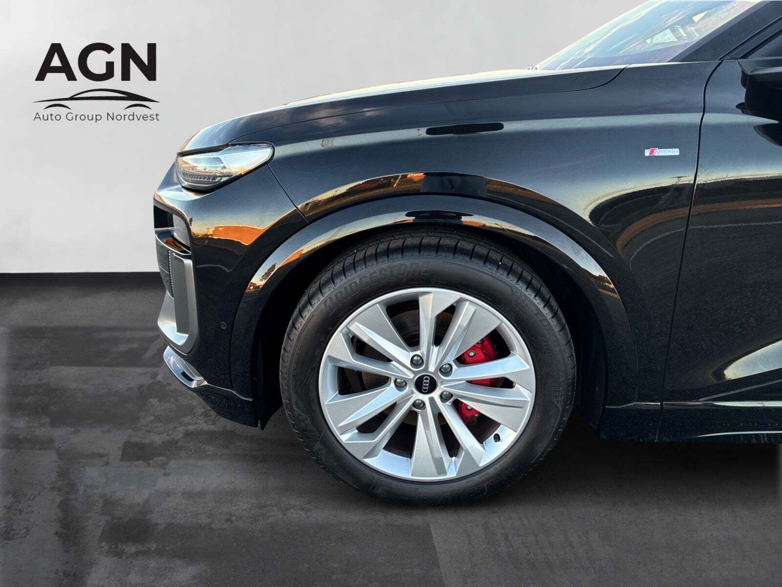 Hvid Audi Q6 e-tron fra 2025