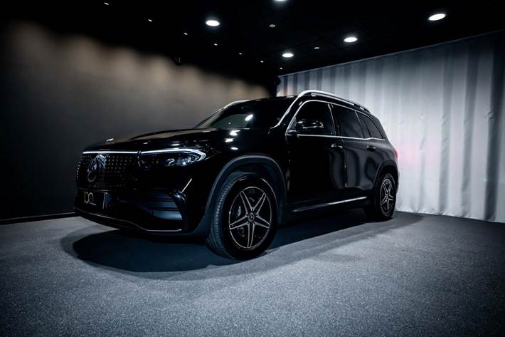 Sort Mercedes EQB250+ fra 2026 set udefra