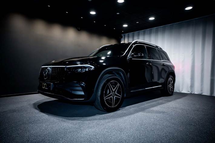 Sort Mercedes EQB250+ fra 2026 set udefra