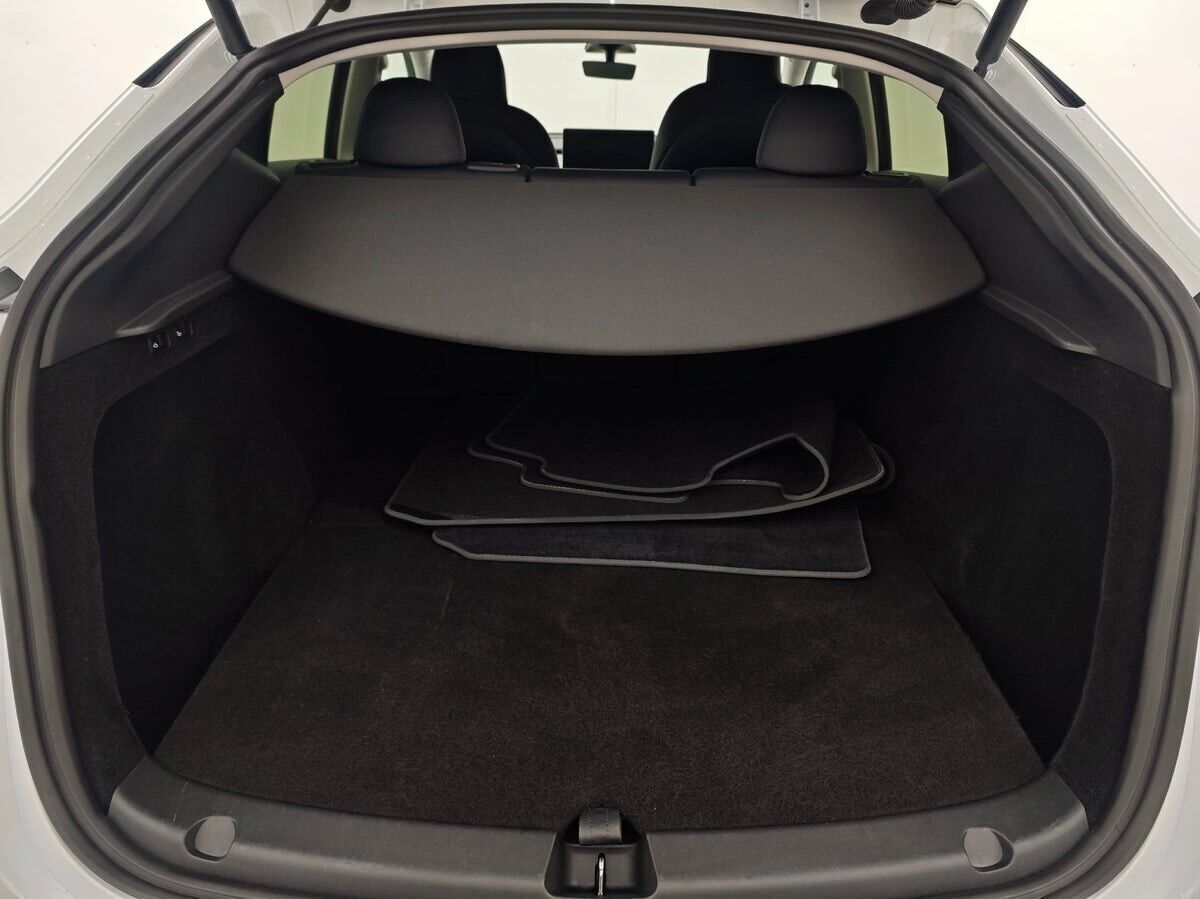 Hvid Tesla Model Y fra 2023