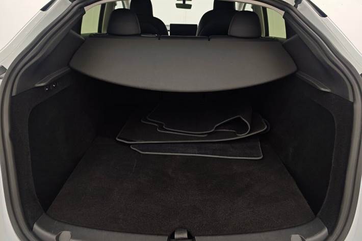 Hvid Tesla Model Y fra 2023