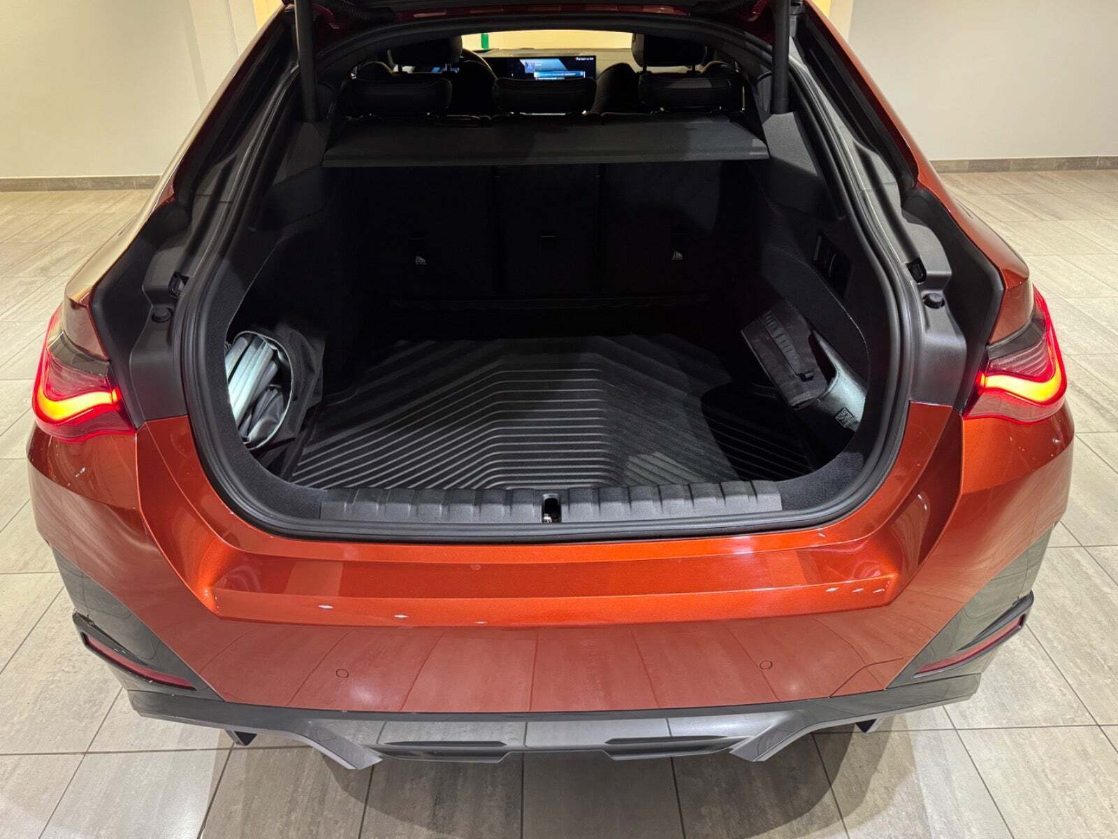 Orange BMW i4 fra 2022
