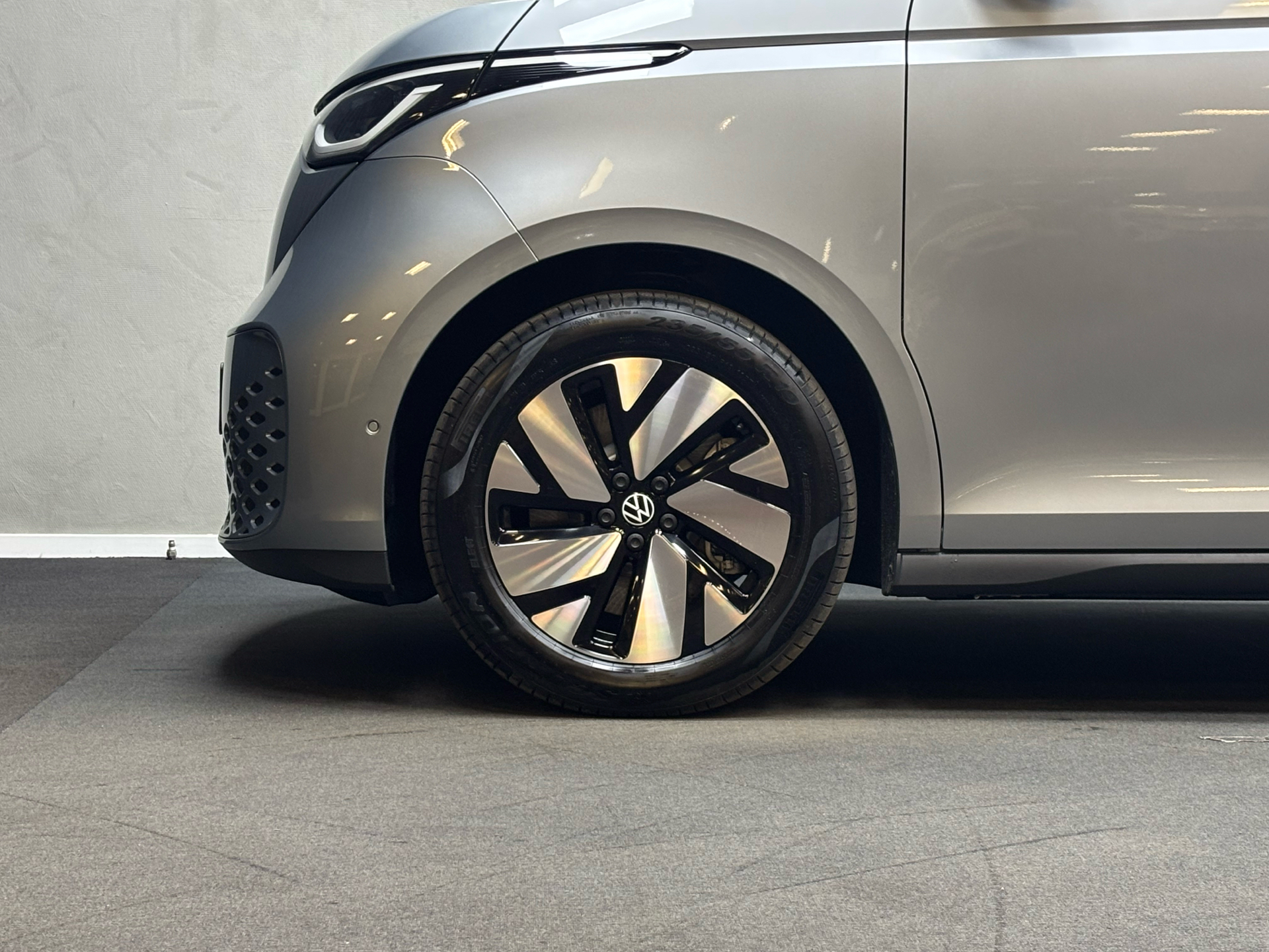 Grå VW ID.Buzz fra 2025