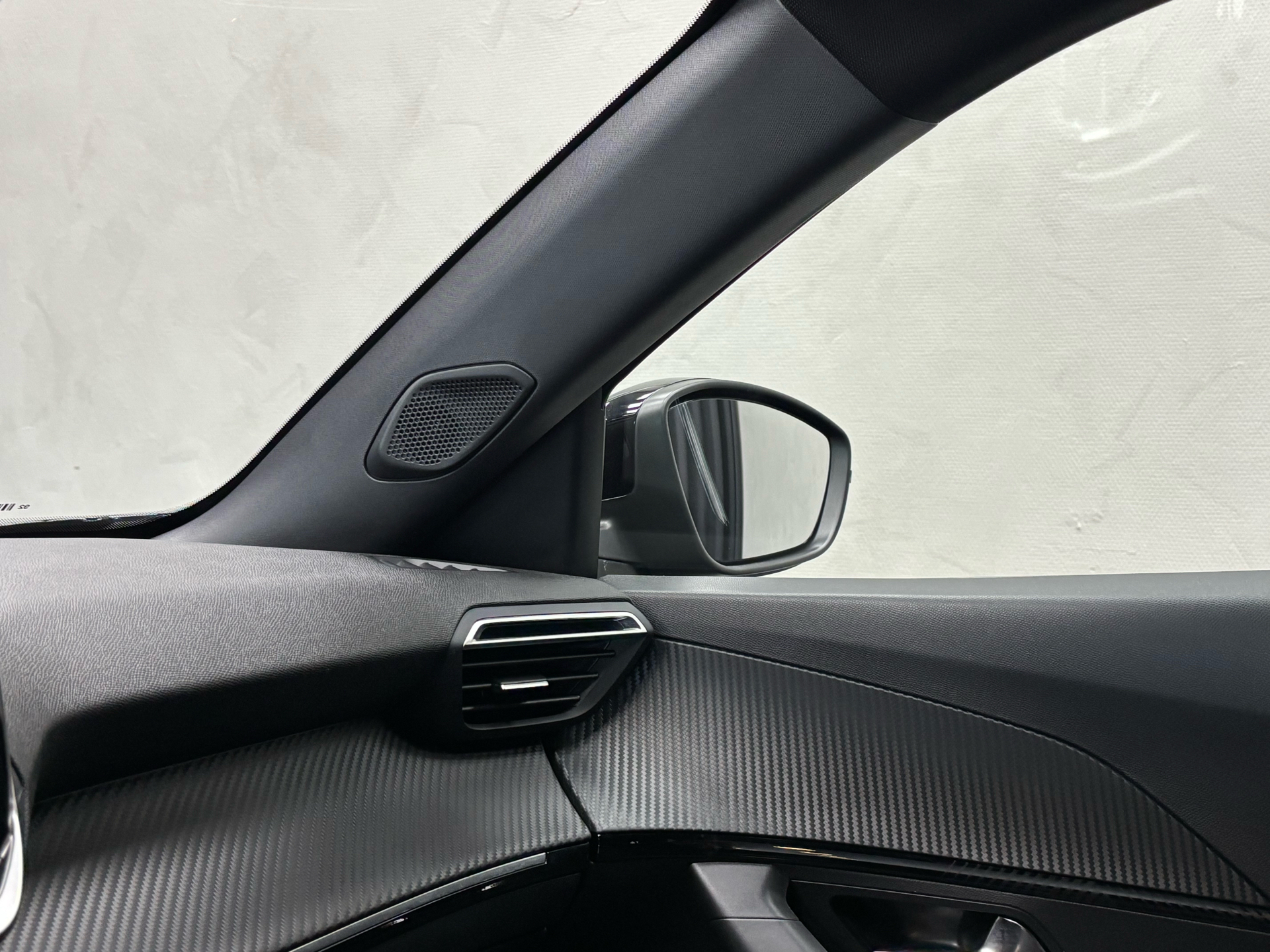 Sort Peugeot e-2008 fra 2025