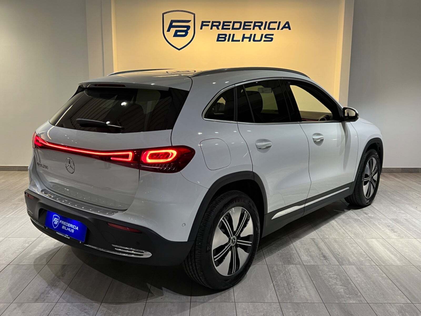 Hvid Mercedes EQA250 fra 2024