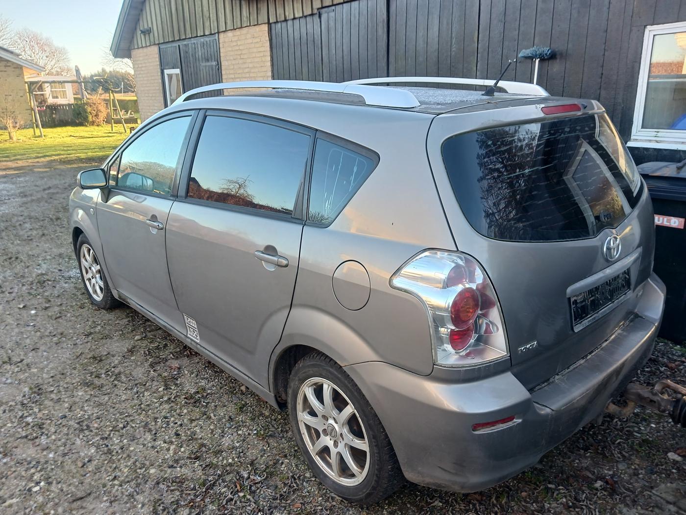 Toyota Corolla Verso 2,2 5 dørs van byttes/sælges