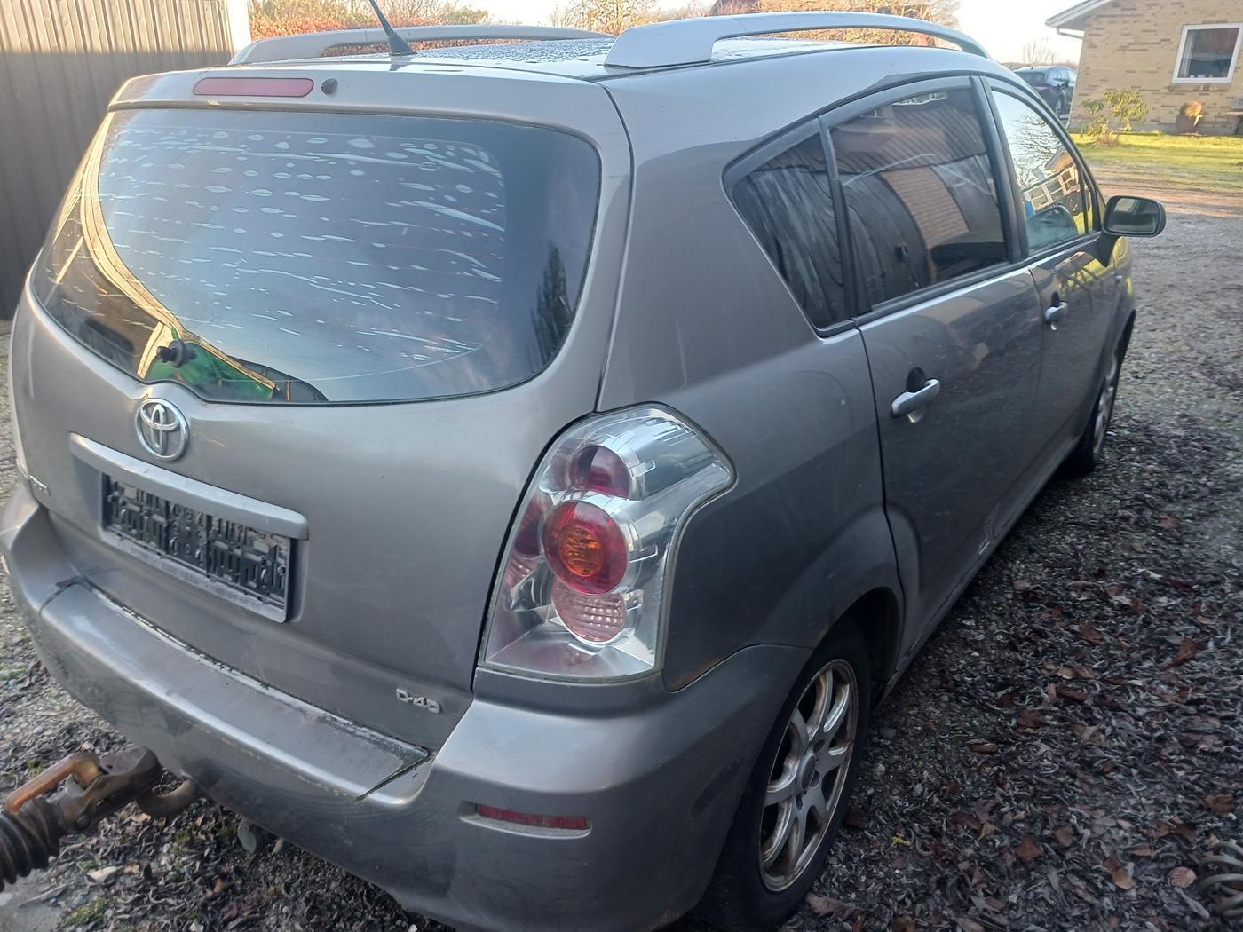 Toyota Corolla Verso 2,2 5 dørs van byttes/sælges