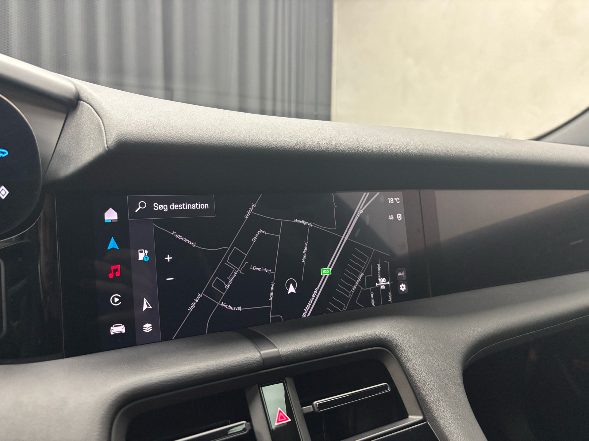 Grå Porsche Taycan fra 2024