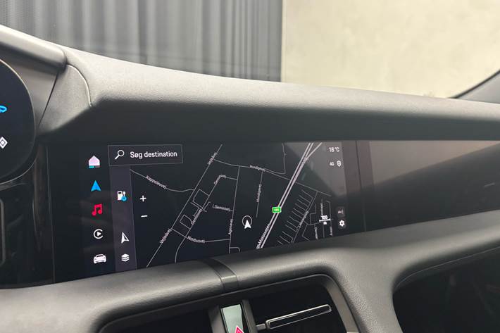 Grå Porsche Taycan fra 2024 set indefra