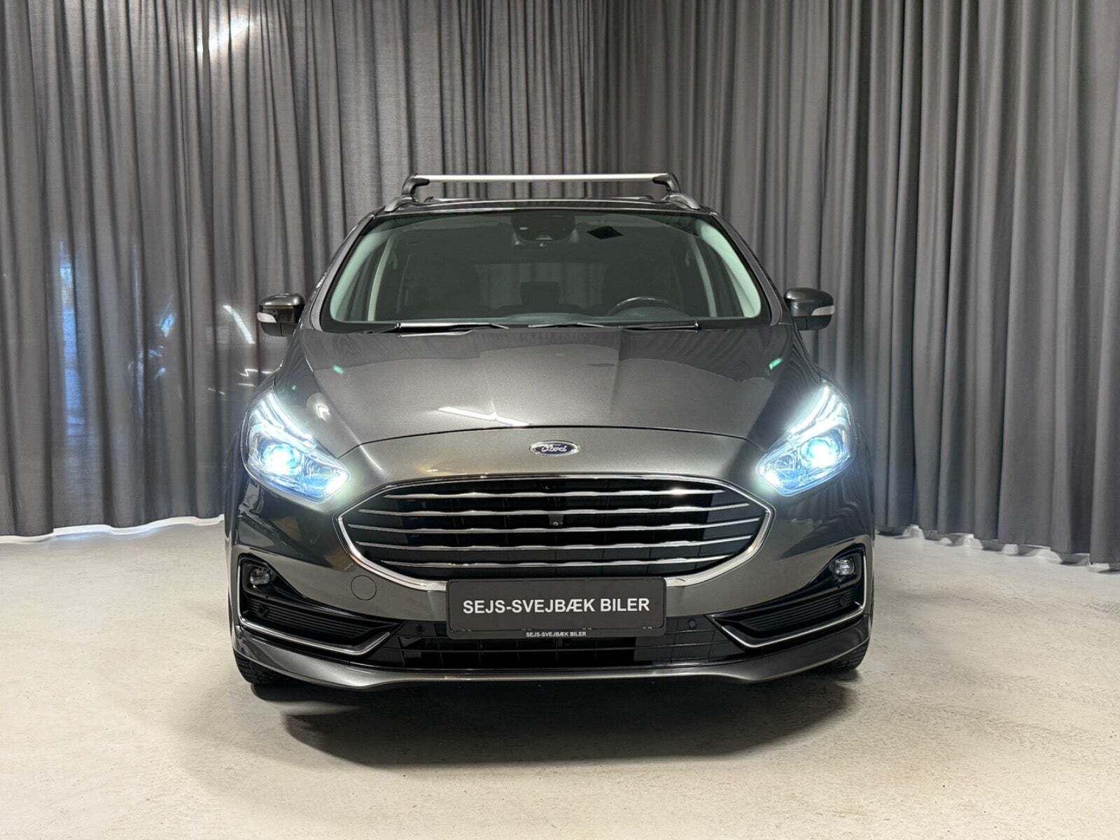 Grå Ford S-MAX fra 2021