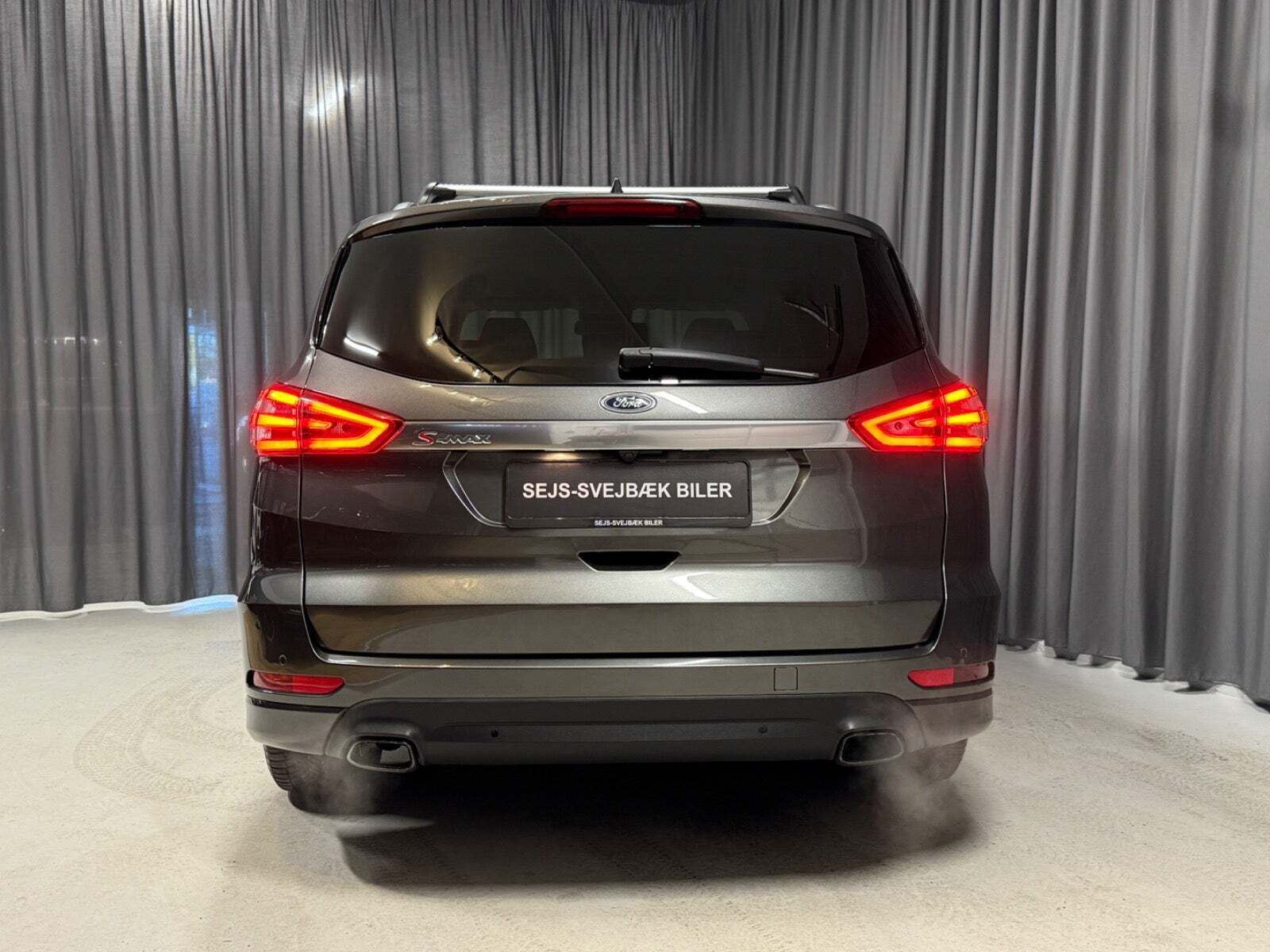 Grå Ford S-MAX fra 2021
