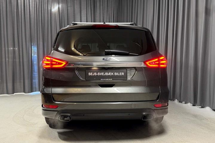 Grå Ford S-MAX fra 2021