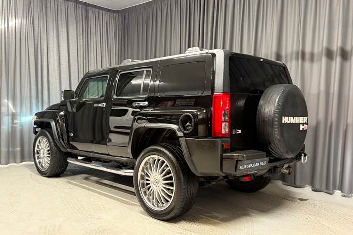Sort Hummer H3 fra 2008 set udefra