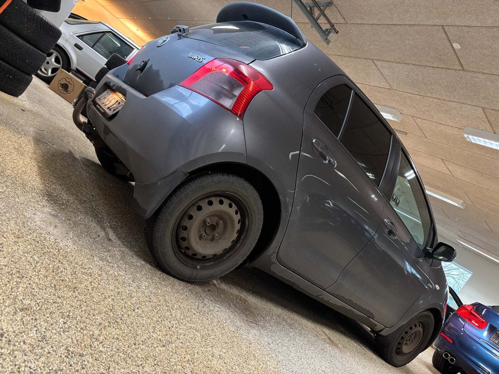 Grå Toyota Yaris fra 2008