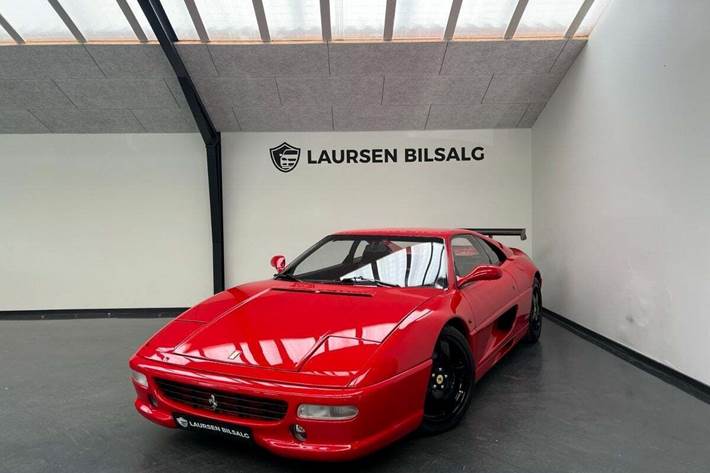 Rød Ferrari F355 fra 1998 set udefra
