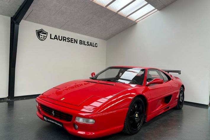 Rød Ferrari F355 fra 1998 set udefra