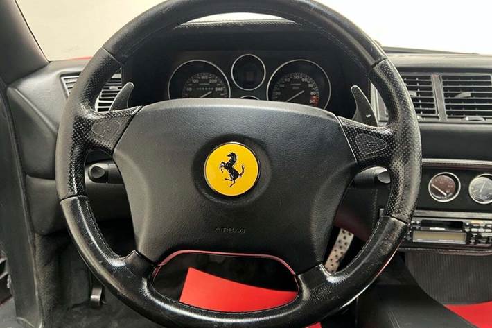 Rød Ferrari F355 fra 1998 set indefra