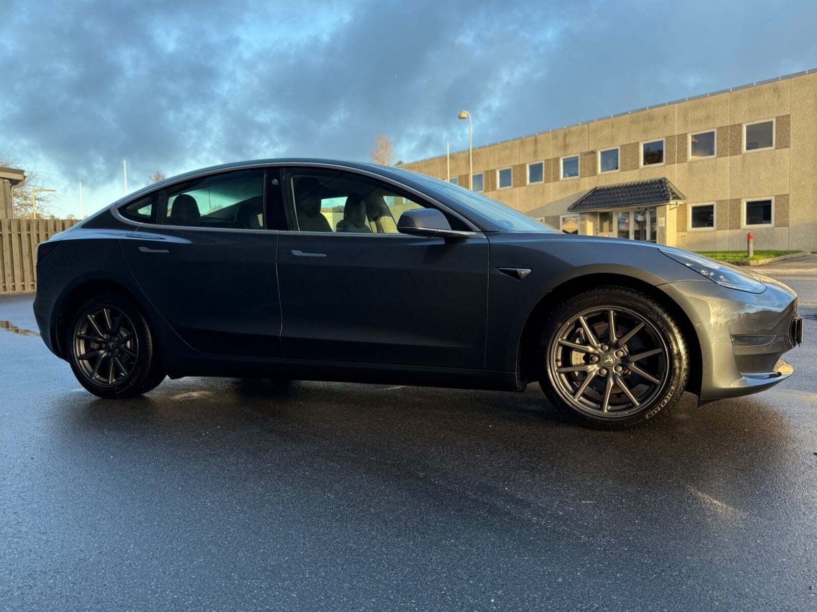 Sort Tesla Model 3 fra 2021