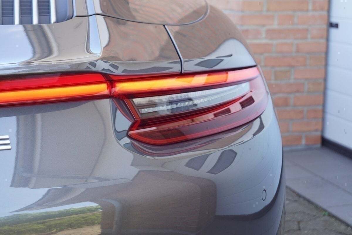 Grå Porsche 911 Targa 4 GTS fra 2019