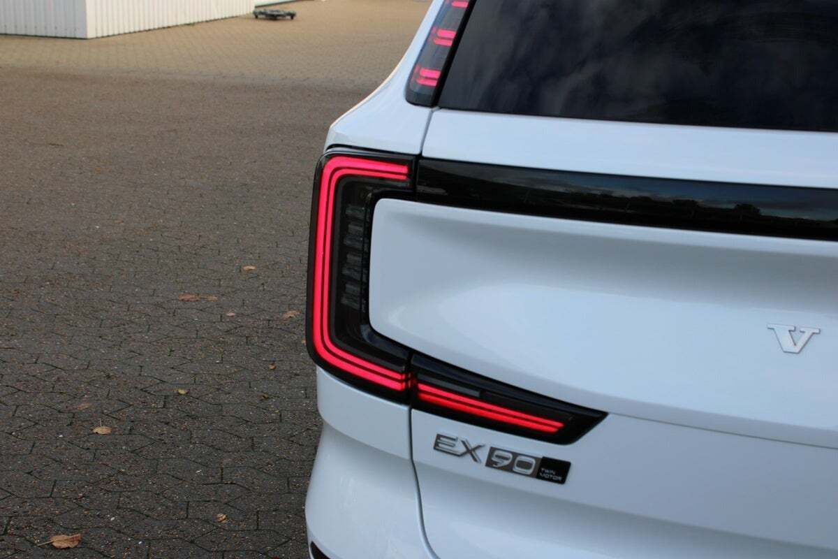 Hvid Volvo EX90 fra 2025