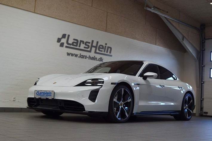 Hvid Porsche Taycan Turbo fra 2022 set udefra