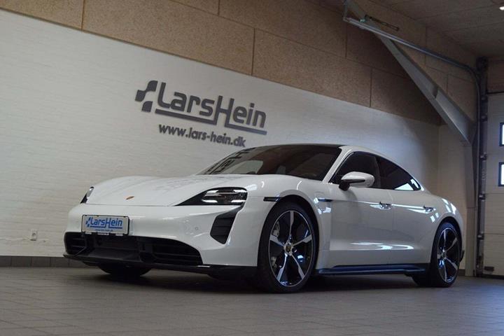 Hvid Porsche Taycan Turbo fra 2022 set udefra
