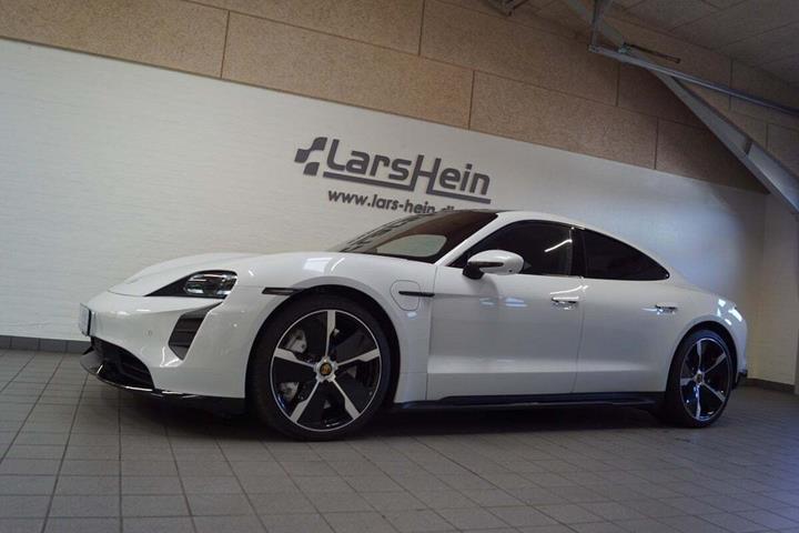 Hvid Porsche Taycan Turbo fra 2022