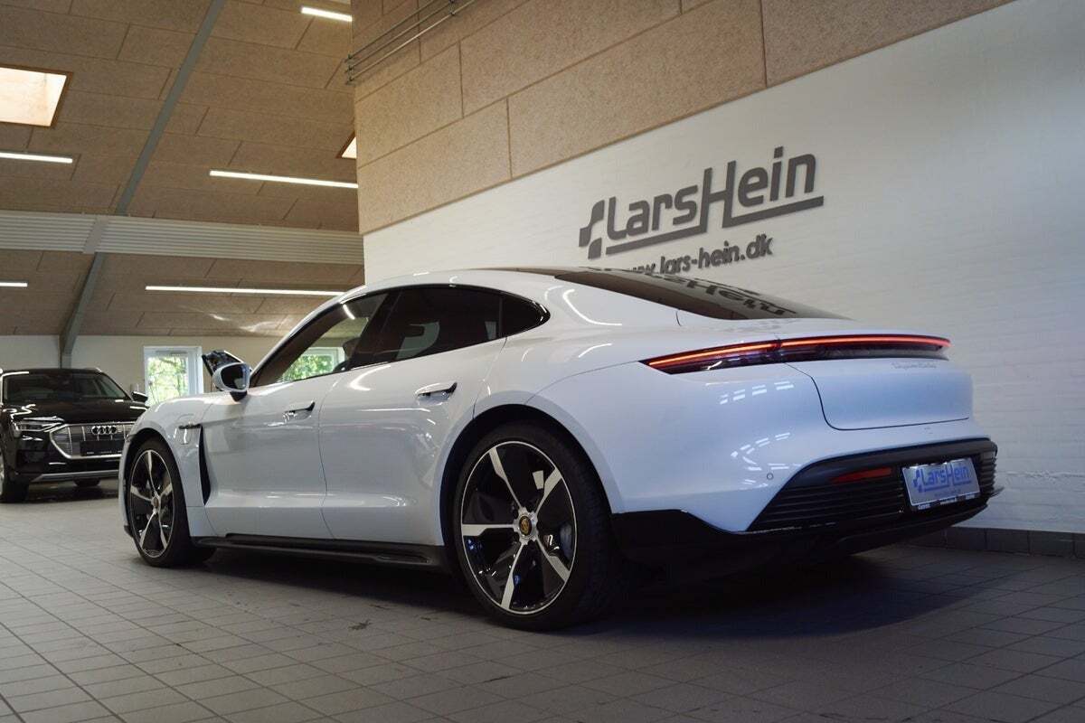 Hvid Porsche Taycan Turbo fra 2022