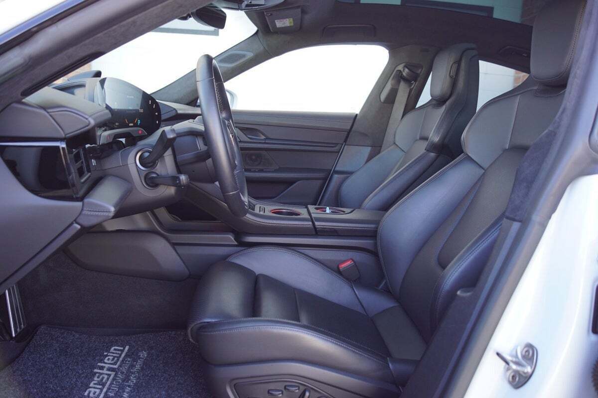 Hvid Porsche Taycan Turbo fra 2022 set indefra