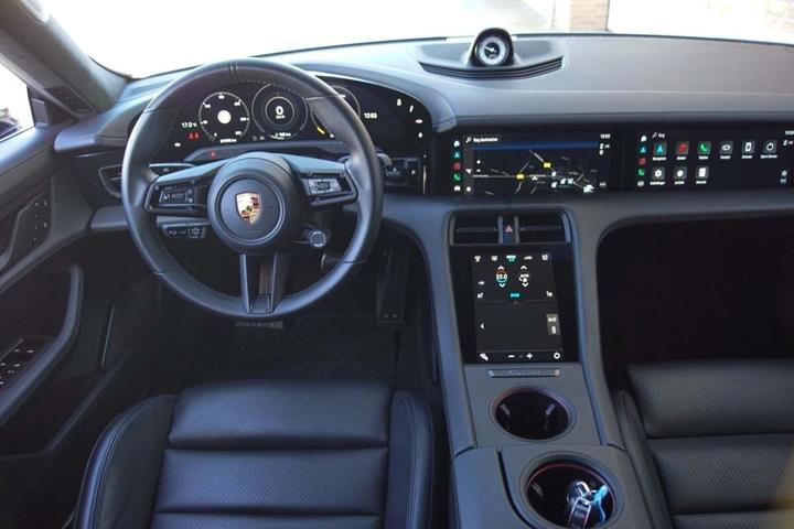 Hvid Porsche Taycan Turbo fra 2022 set indefra