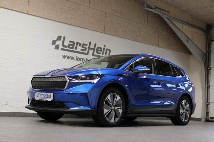 Blå Skoda Enyaq fra 2021 set udefra