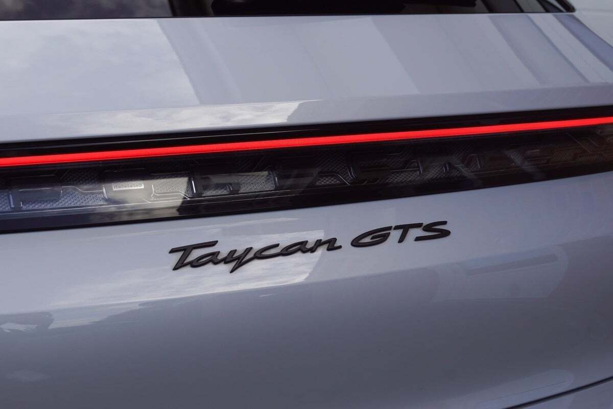 Grå Porsche Taycan GTS fra 2022