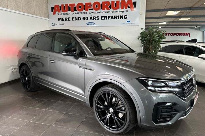 Grå VW Touareg fra 2019 set udefra