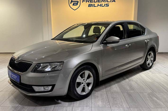 Grå Skoda Octavia fra 2015 set udefra