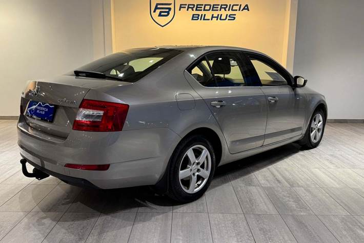 Grå Skoda Octavia fra 2015