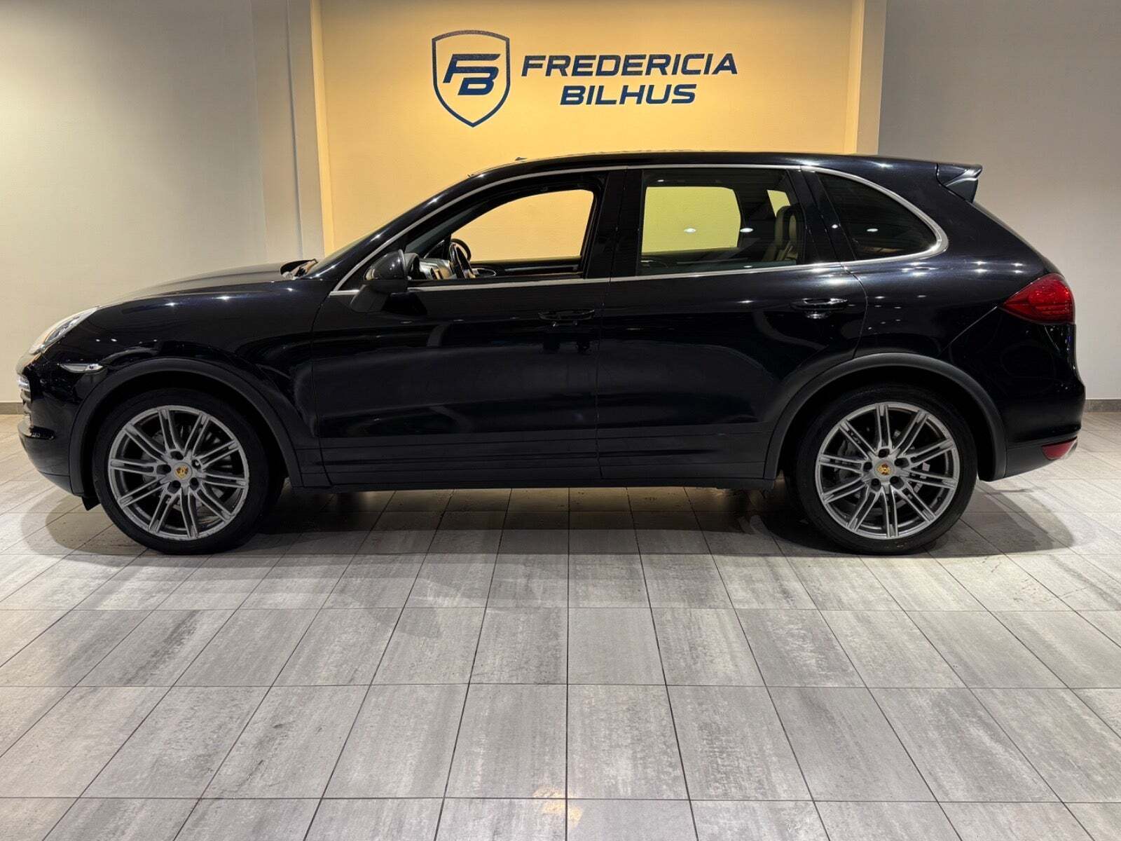 Sort Porsche Cayenne S fra 2010