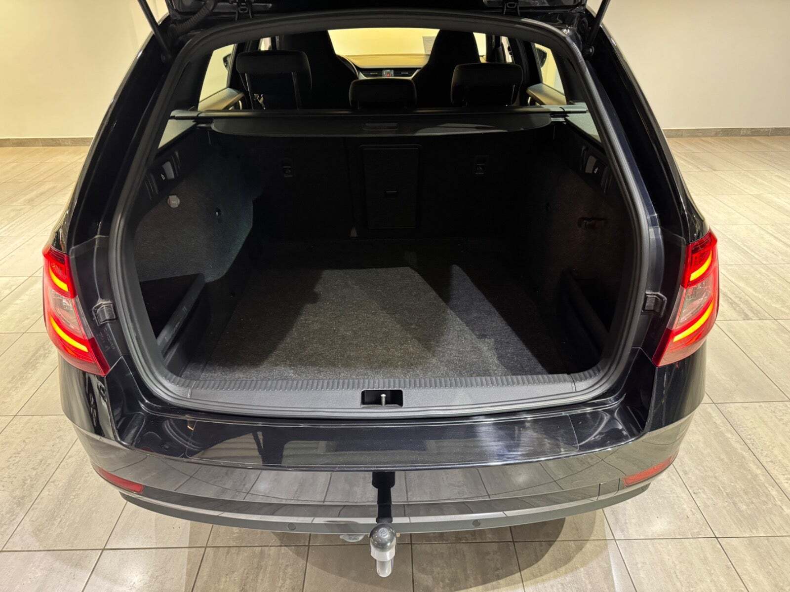 Sort Skoda Octavia fra 2020