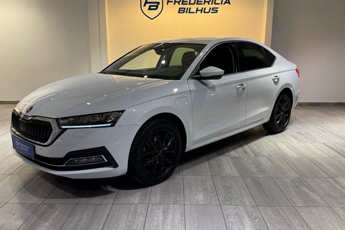 Hvid Skoda Octavia fra 2022 set udefra