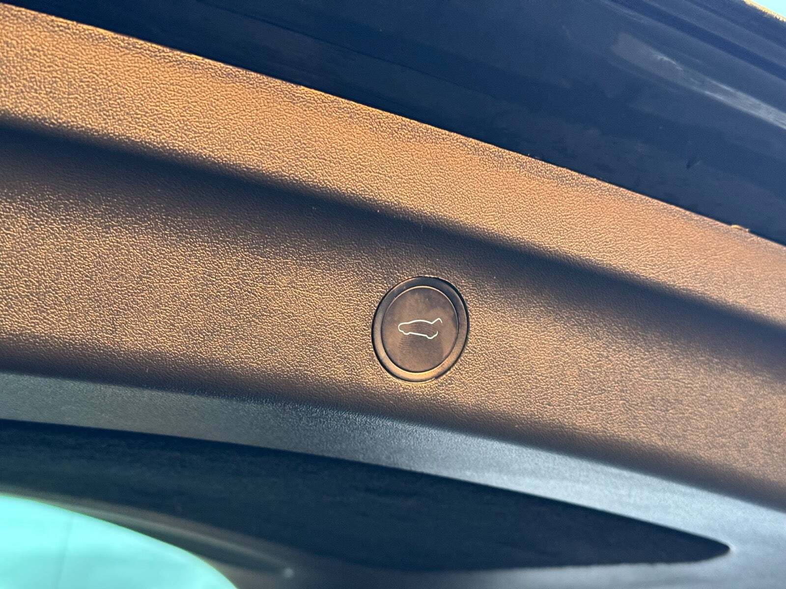 Sort Tesla Model Y fra 2023