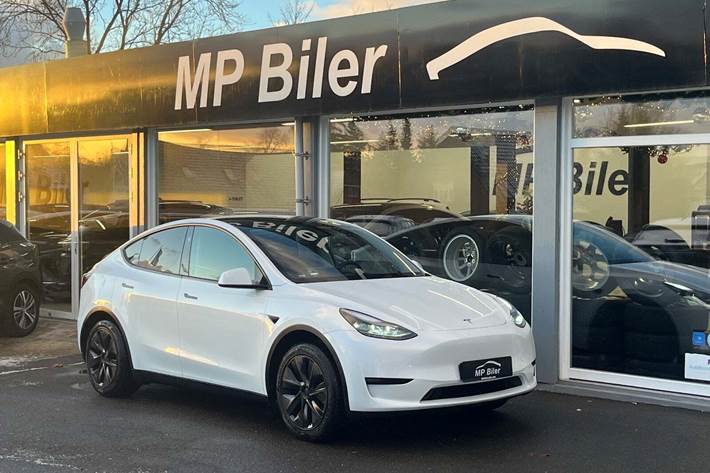 Hvid Tesla Model Y fra 2025 set udefra