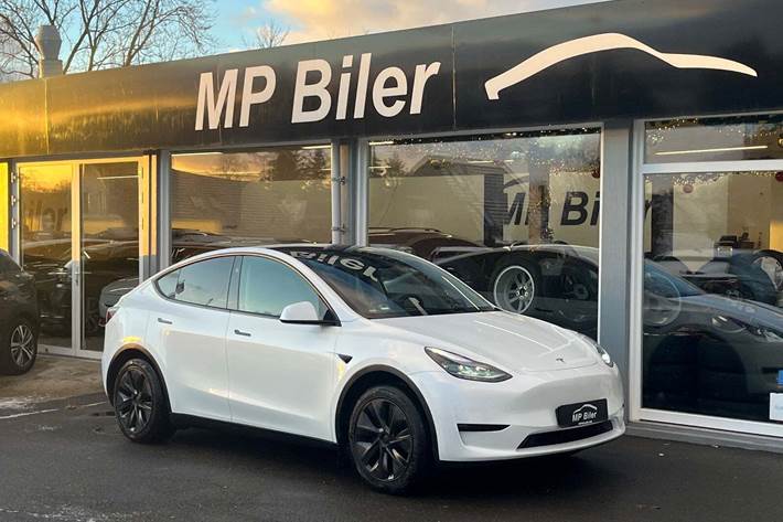 Hvid Tesla Model Y fra 2025