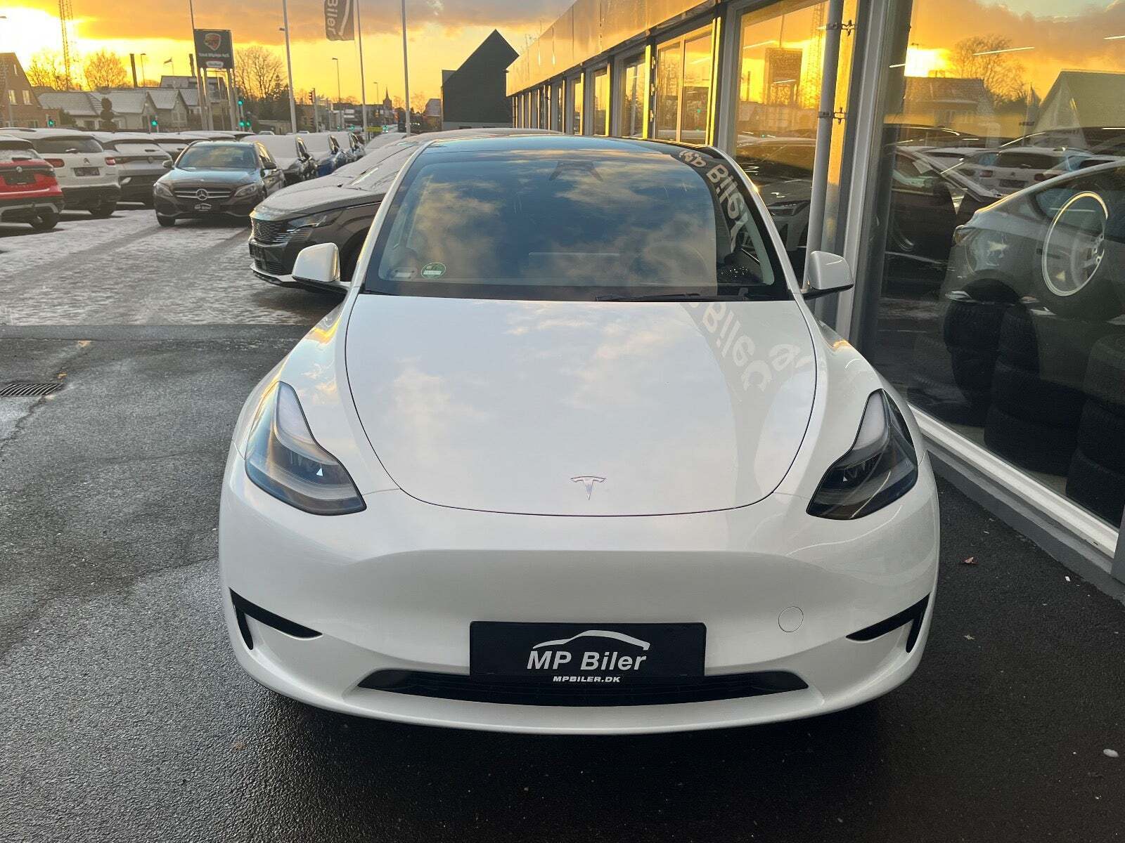 Hvid Tesla Model Y fra 2025